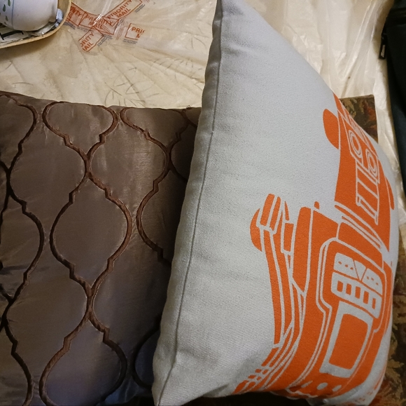 🦊🐅Land of Nod Room Throw pillow🦙🦒& Arrow Home 🏡 Fashion Pollows. - Picture 5 of 12